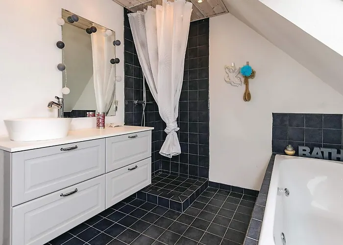 6 Person In Nyaraló *